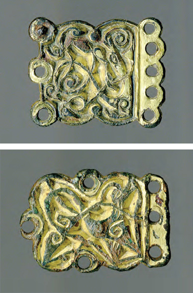   Beispiele von Schwertgurtbeschlägen. Oben aus Zellingen, Lkr. Main-Spessart, unten: Karlstadt-Karlburg, Lkr. Main-Spessart (beide Stadtgeschichtliches Museum, Karlburg).  