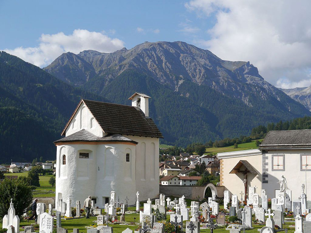   Die Kirche St. Johann in Müstair (Graubünden, Schweiz) entstand ungefähr zeitgleich mit der Ingelheimer Pfalzkapelle und verfügt auch über drei Apsiden.  